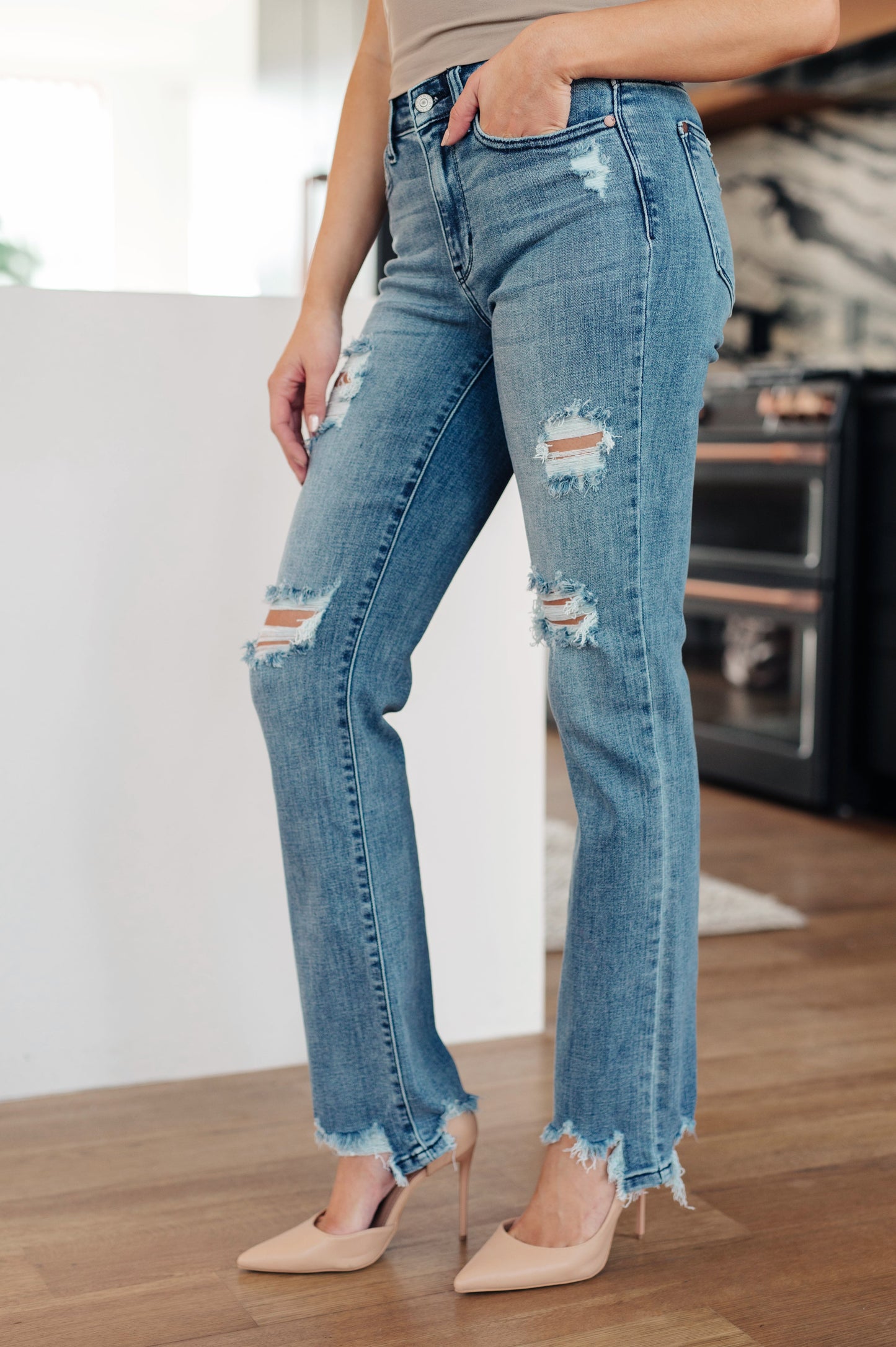Judy Blue Mid Rise Destroyed Straight Jeans in Medium Wash