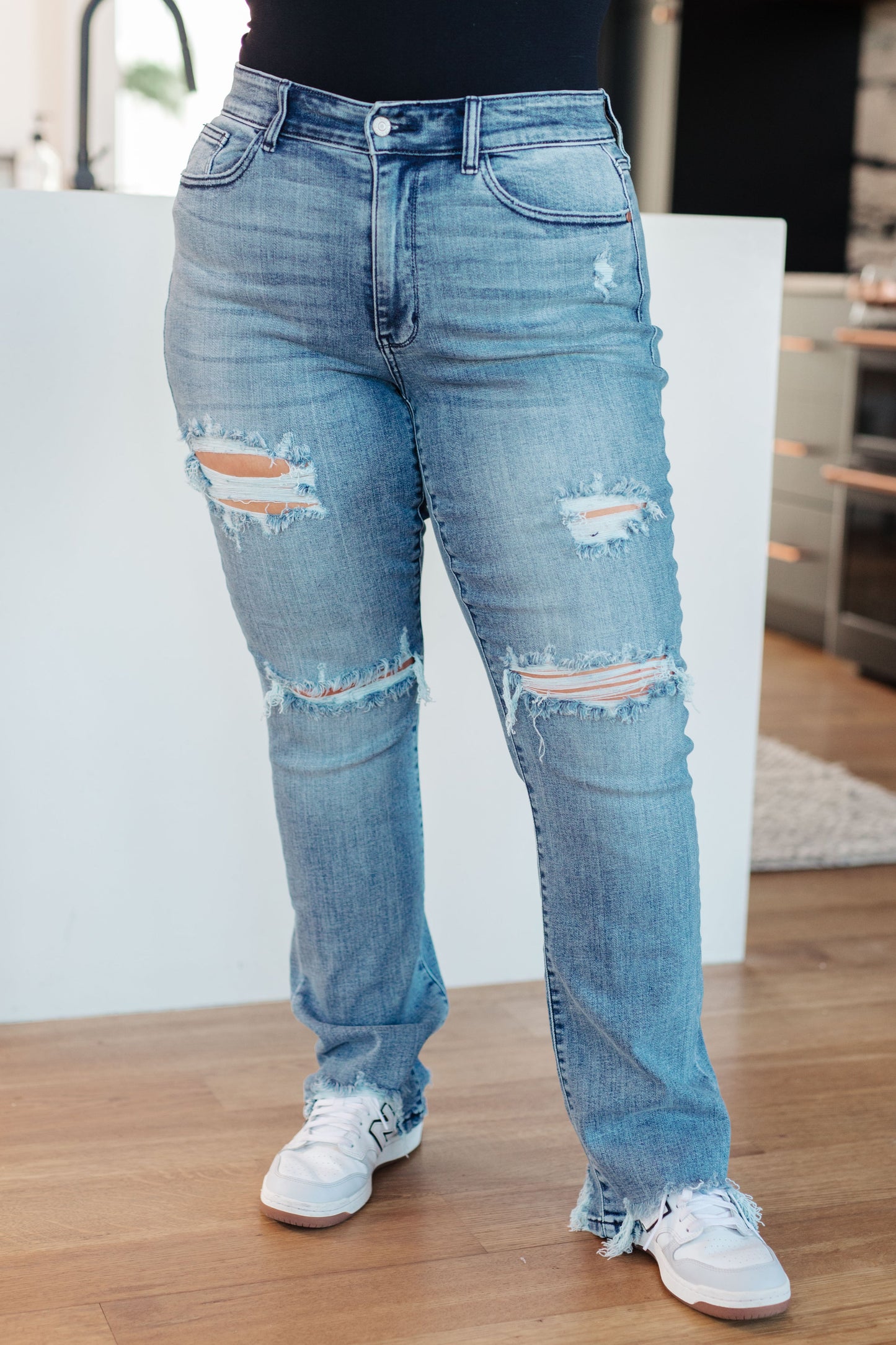 Judy Blue Mid Rise Destroyed Straight Jeans in Medium Wash
